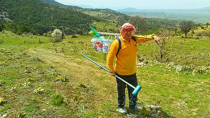 Önce çeşmelerin bakımını yapıp boyadı, şimdi dağa bayıra buğday ekmek bırakıyor