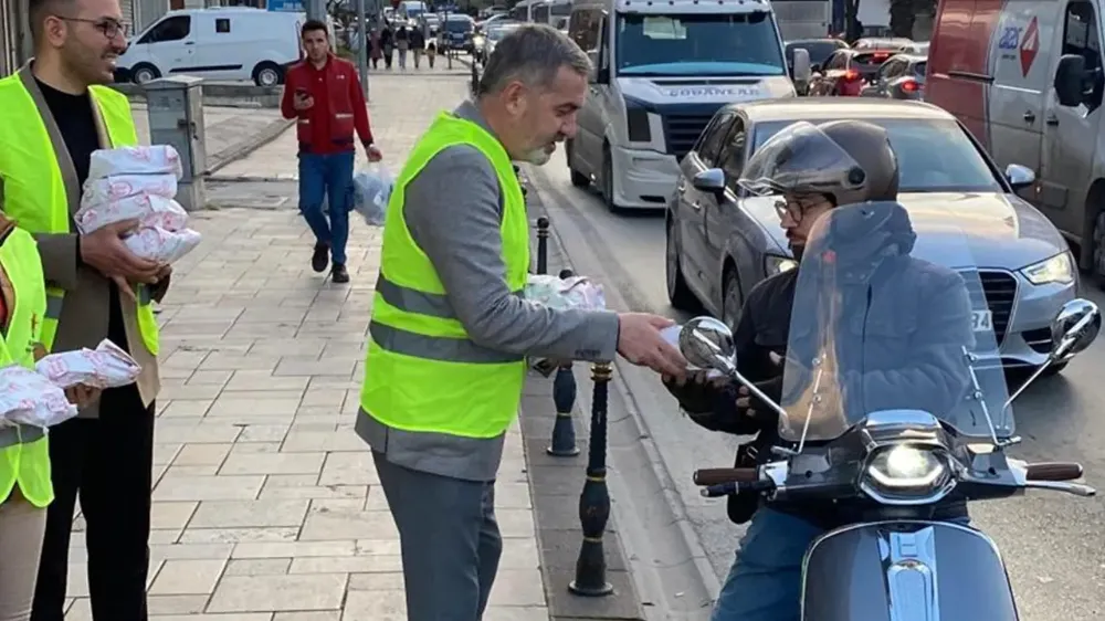 İftar saati trafikte olanlara Başkan Özpek, yetişti